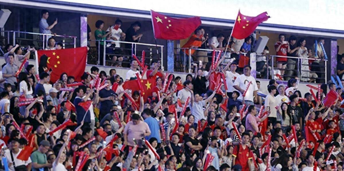 无限风光，足球盛事让人热泪盈眶